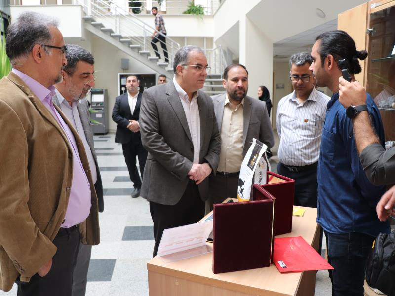 استاندار زنجان و هیات همراه از پارک علم و فناوری دانشگاه بازدید کردند