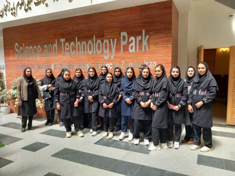 بازدید دانش آموزان دبیرستان فاطمه الزهرا (س) دیزج آباد از واحدهای فناور مستقر در پارک علم و فناوری